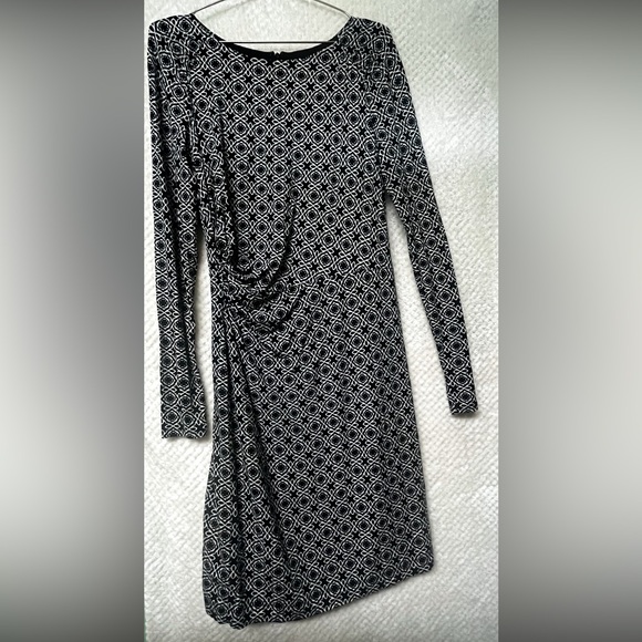 LOFT Dresses & Skirts - LOFT Womens Dress Side Ruched Long Sleeves White and Black Pattern Small